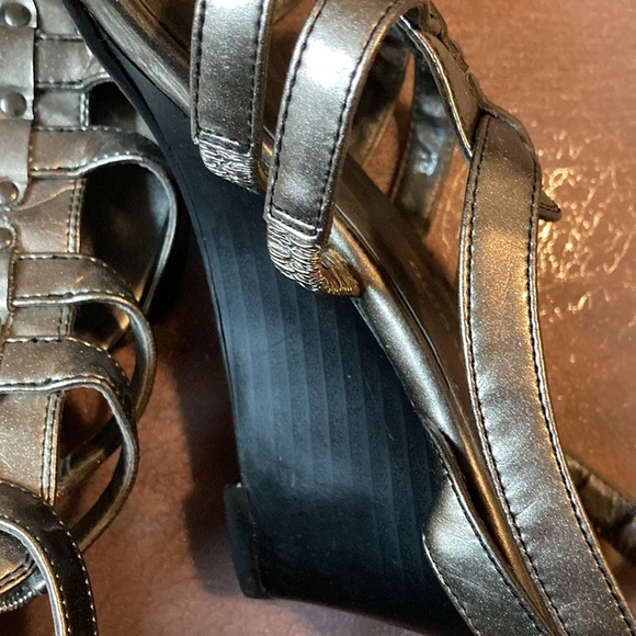 Silver shoes. Size 7. - Picture 3 of 4